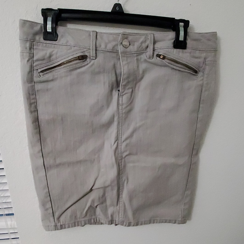 Gray fitted skirt